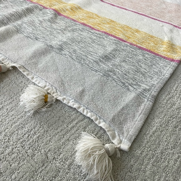 DKNY Throw/Tapestry - Picture 5 of 7